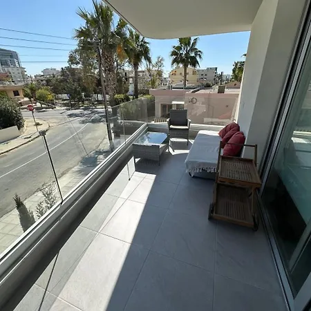 Digital Den * ラルナカ